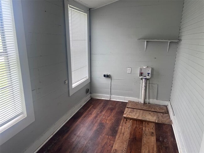 Building Photo - 613 Harrison Ln