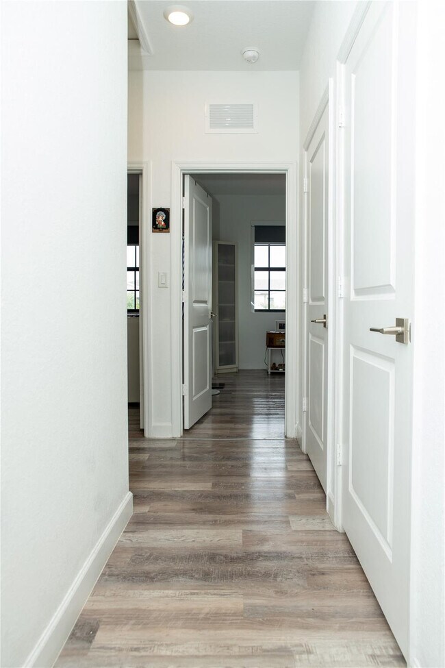 Building Photo - 1147 SW 7th Ave