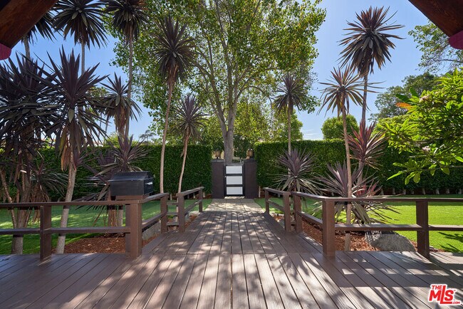 Building Photo - 201 S Larchmont Blvd