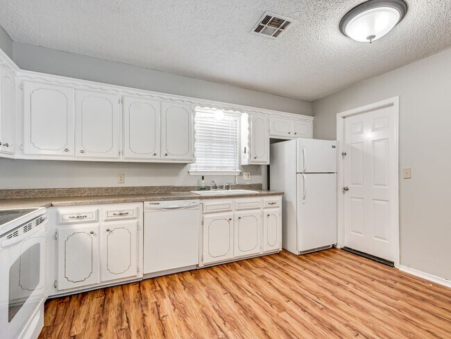 Building Photo - Cute home in Shawnee