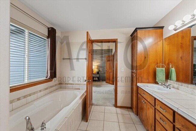 Building Photo - Spacious Trickle Creek Home