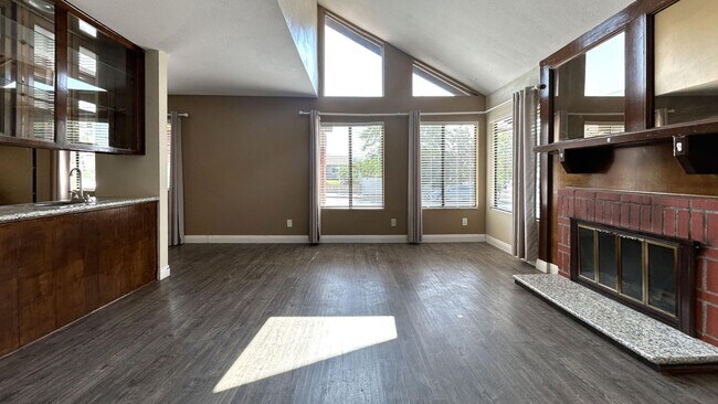 Building Photo - Custom Built 5 Bedroom 3 Bathroom Home in ...