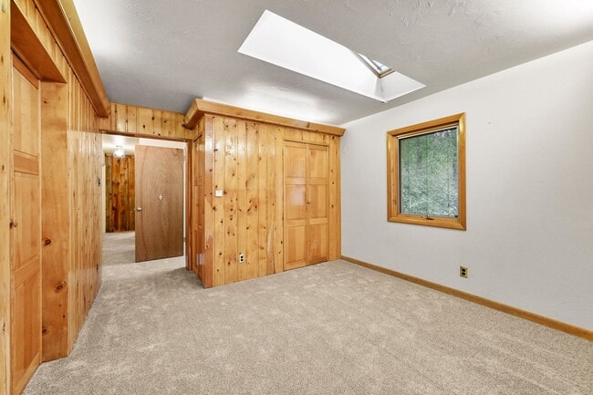 Building Photo - Mountain Life & Views- 4 bed 2 bath
