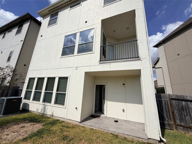 Building Photo - 2018 Royal Landing Dr