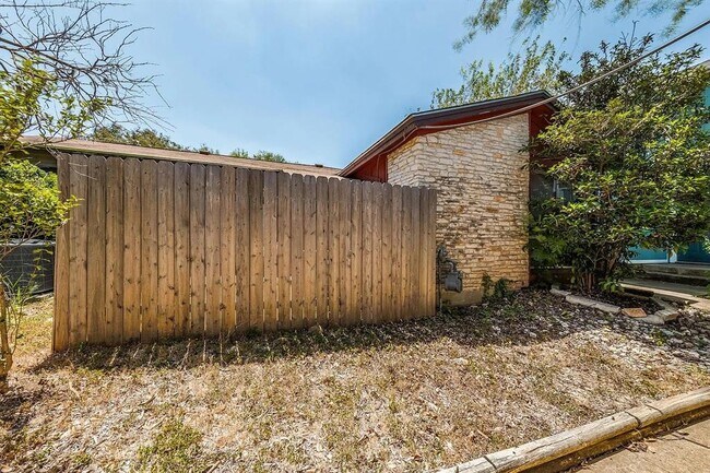 Building Photo - 4807 Yucca Hill Dr