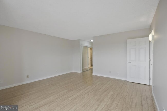 Building Photo - 3800 Fairfax Dr