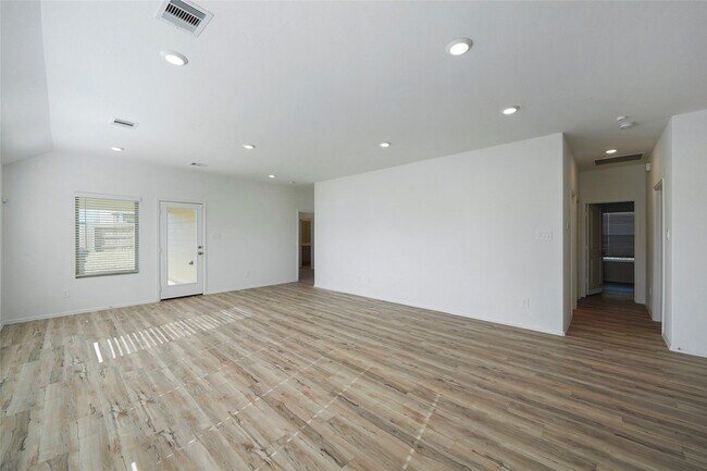 Building Photo - 307 Flower Reed Ct