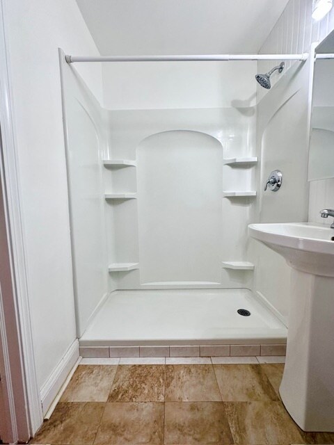 LARGE SHOWER - 2625 Park Ave
