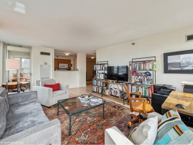 Building Photo - 345 N La Salle Dr