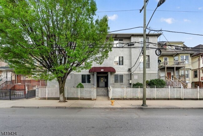 Building Photo - 485 Broadway