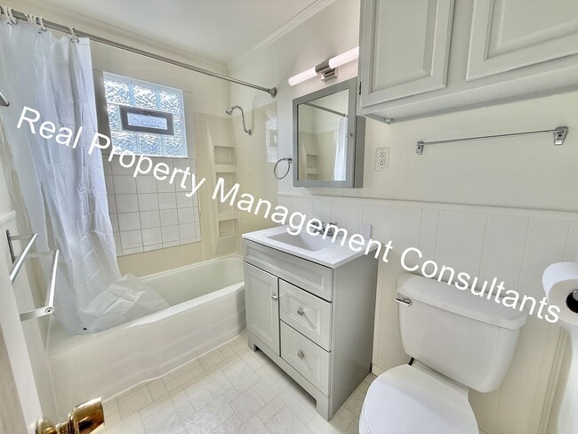 Building Photo - Charming 3-Bedroom Home with Covered Deck ...