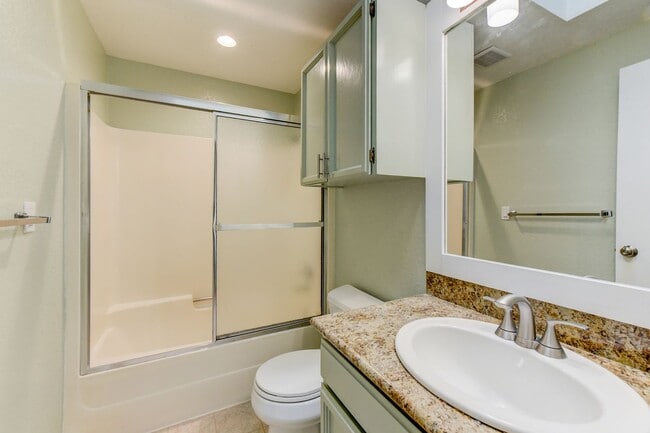 Building Photo - Renovated Townhome