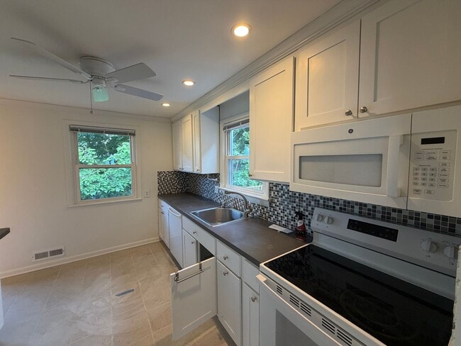 Building Photo - 135 Morningview Dr