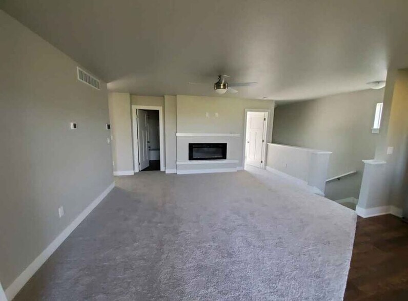 Building Photo - 312 NE Whitetail Dr