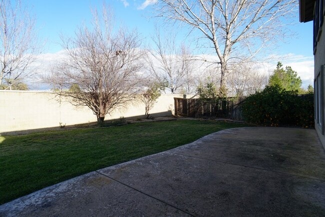 Building Photo - Spacious 4 bedroom 2.5 bathroom in Lincoln Crossing!