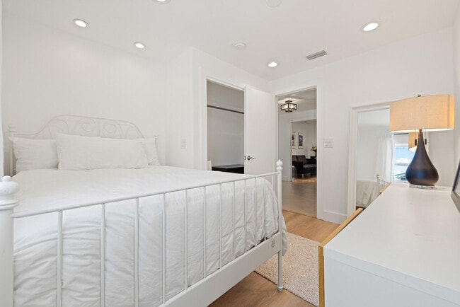 Building Photo - 425 10th Ave