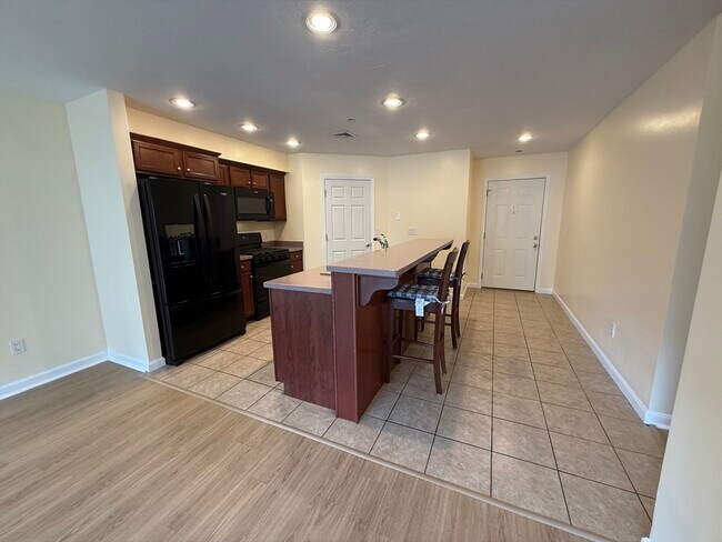 Building Photo - 215 Longmeadow Rd