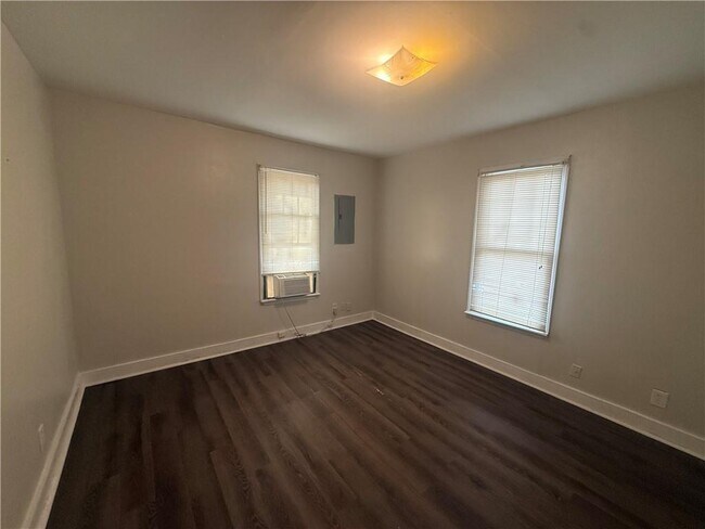 Building Photo - 423 Devon Dr