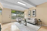 Building Photo - Kahala Tropic Gardens 2 bed 1.5 bath Fully Remodeled Condo