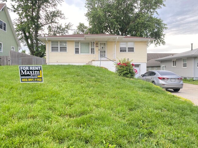 Building Photo - Beautiful 3 bed 1 bath house, over sized driveway, garage and fenced in back yard $1,795  [Move-i...