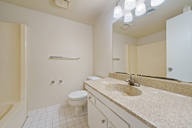Building Photo - 3 bedroom, 2 bath in Bolinwood!
