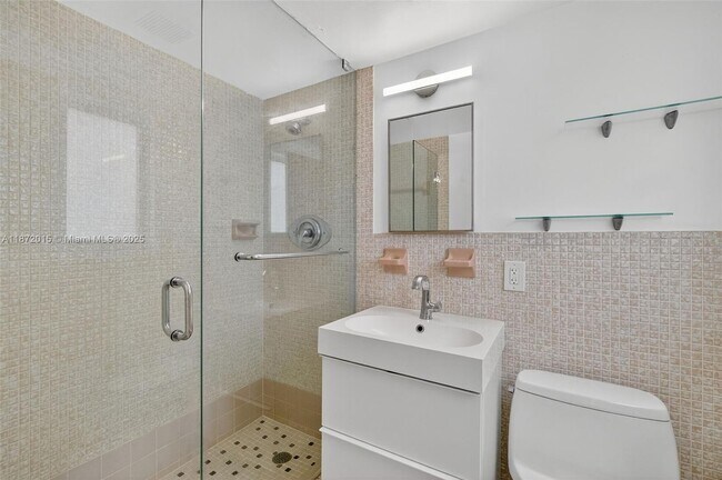 Building Photo - 537 Menendez Ave
