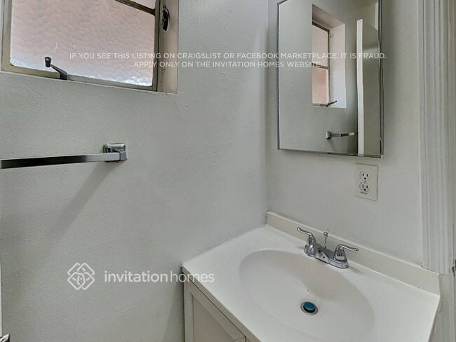 Building Photo - 1831 N 35th Pl