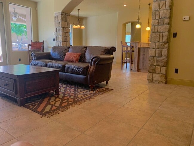 Building Photo - This Gorgeous Home is in the Tonaquint Ter...