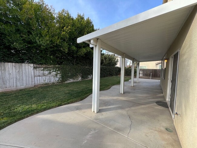 Building Photo - Large Two Story Crossroads Home!
