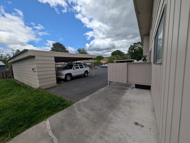 Building Photo - 3525 Country Club Dr
