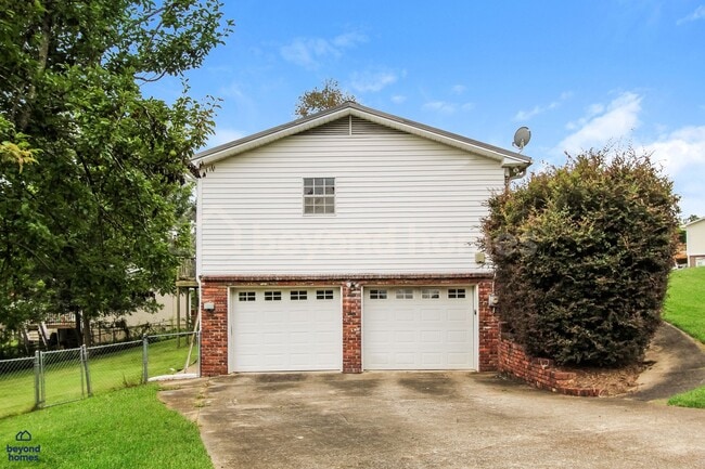 Building Photo - Charming & Move-In Ready Home in Hickory Hills!
