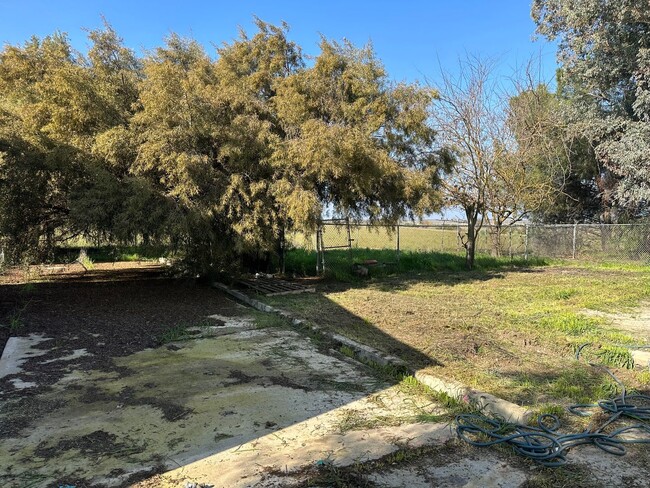 Building Photo - Rare horse property with huge workshop and dog kennels. Ready for move in