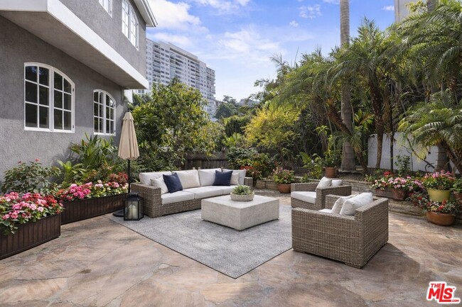 Building Photo - 865 Warner Ave