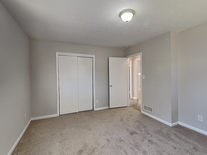 Building Photo - 2252-2257 7 Oaks Cir