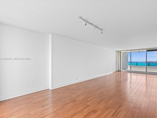 Building Photo - 1541 Brickell Ave