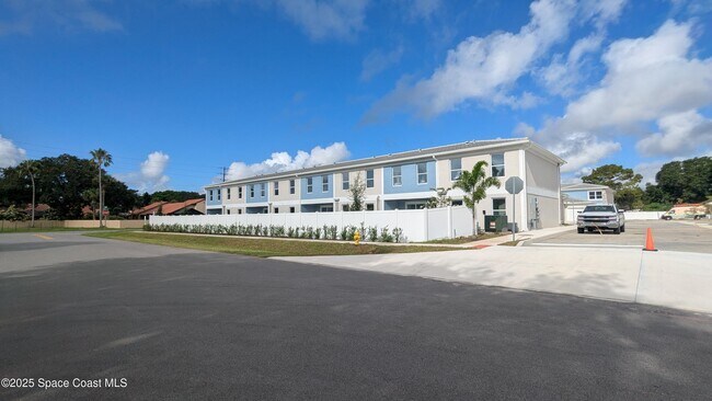 Building Photo - 1635 Par St NE