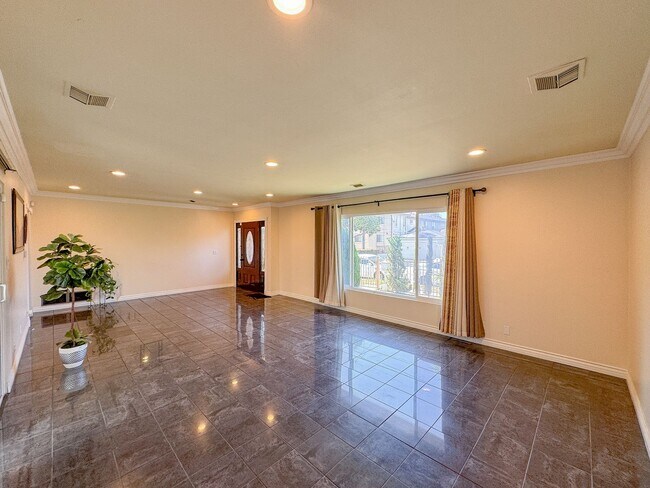 Building Photo - 3Bd 2Ba House in Hawthorne w/backyard 2 car garage