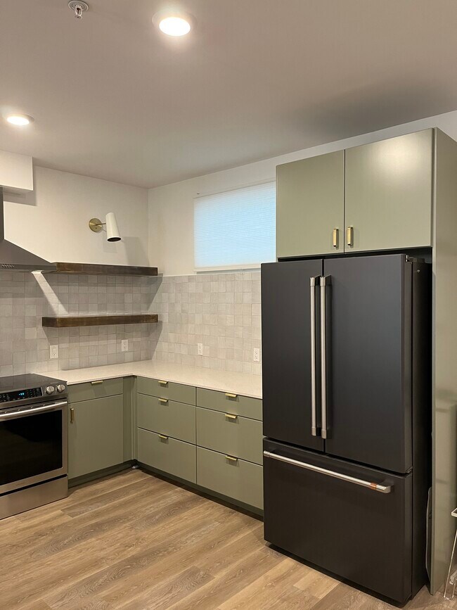 Building Photo - 2709 E 5th St