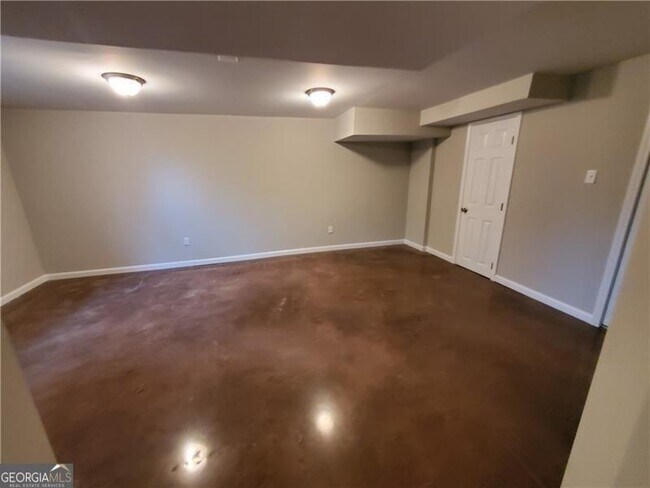 Building Photo - 4615 Mystic Dr NE