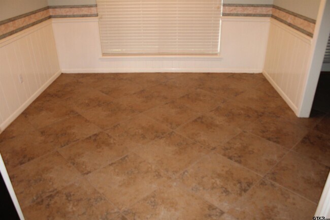 Building Photo - 713 Meadow Creek Dr