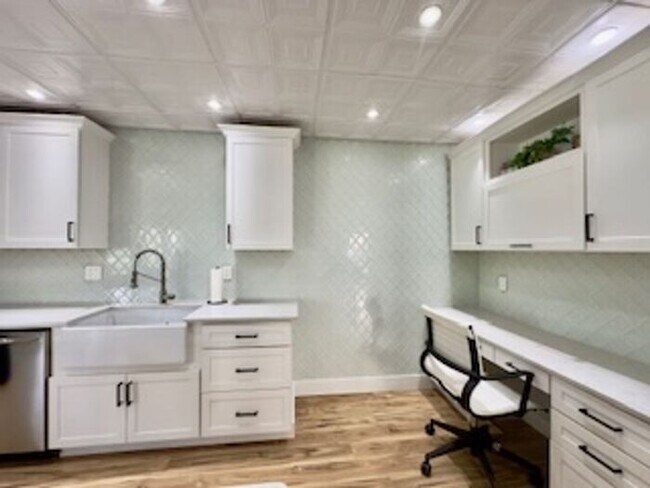 Building Photo - Fully renovated executive home