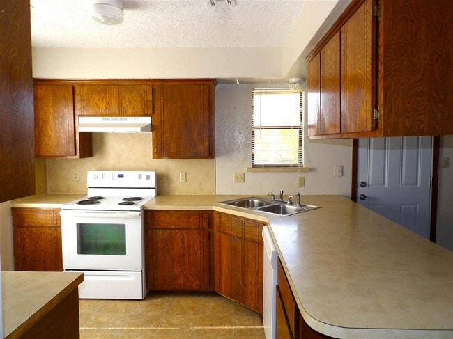 Building Photo - 813 SW Chaucer Dr