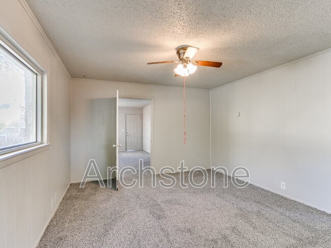 Building Photo - 527 E Boeing Dr