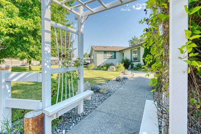Building Photo - For Lease: 3BR/2BA Home with Spacious Yard...