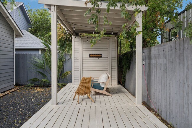 Building Photo - DARLING 2-BEDROOM MAHNCKE PARK COTTAGE