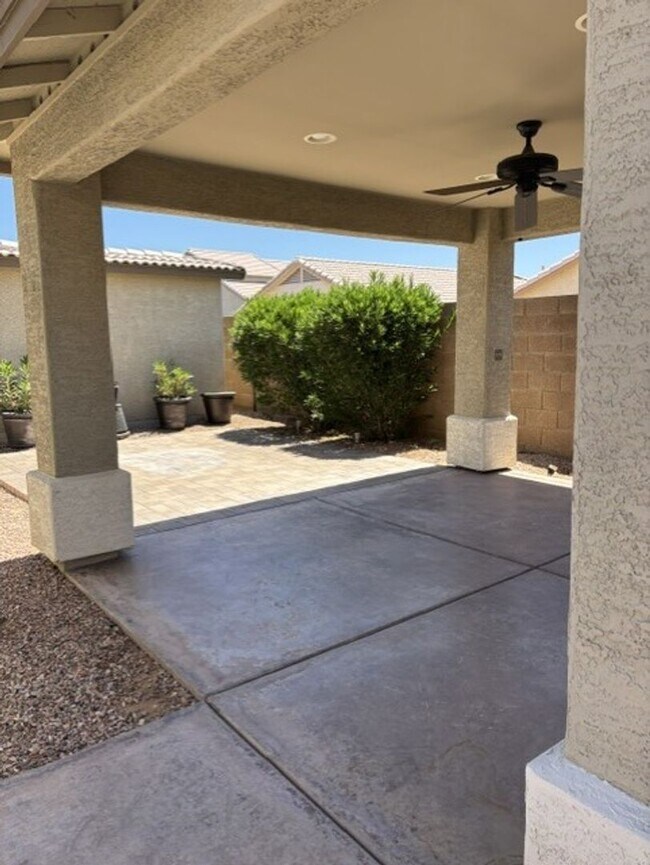 Building Photo - LOVELY SINGLE LEVEL 3 BEDROOM W/DEN 2 BATH PEORIA HOME VERY CLEAN!