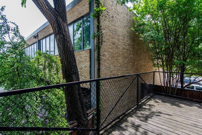 Building Photo - Stunning Contemporary 3-Story 3/2/2 Townhome in Oaklawn Gated Community!