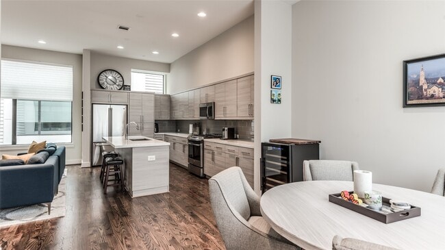 Building Photo - 1004 California St