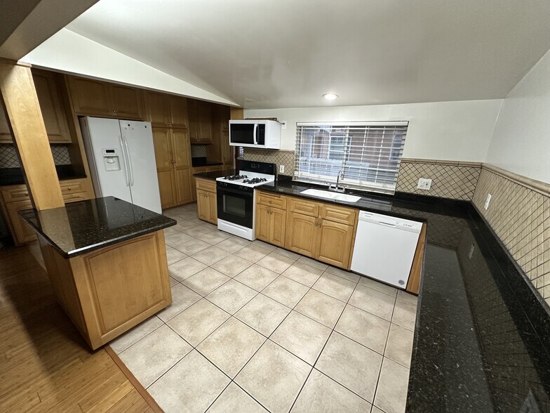 Building Photo - 5138 W 141st St