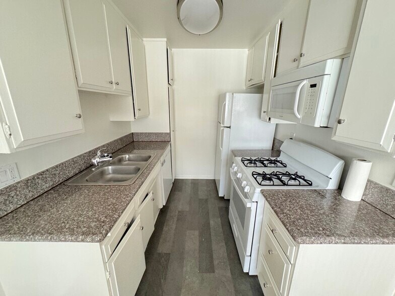 Building Photo - 447 W Elk Ave